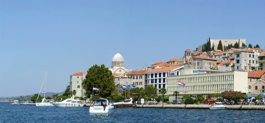 https://commons.wikimedia.org/wiki/File:%C5%A0ibenik_harbour_-_panorama.jpg Author: Pudelek (Marcin Szala)